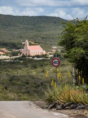 Dağlarda yol tabelası