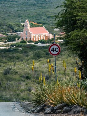 Dağlarda yol tabelası