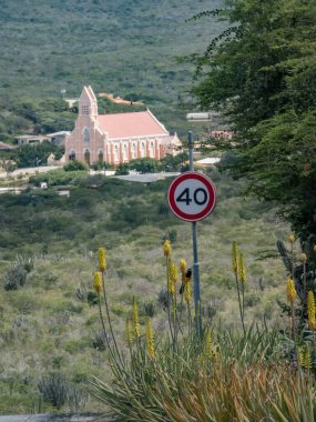 Dağlarda yol tabelası