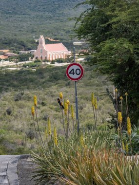 Dağlarda yol tabelası