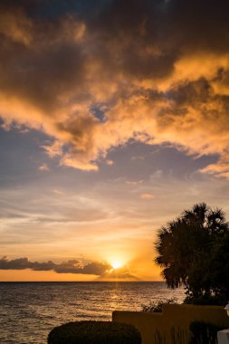Denizin üzerinde güzel bir gün batımı