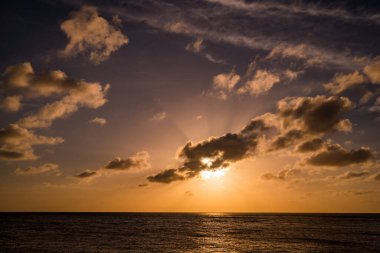 Denizin üzerinde güzel bir gün batımı