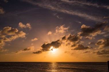 Denizin üzerinde güzel bir gün batımı