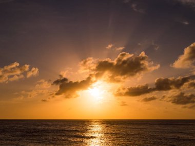Denizin üzerinde güzel bir gün batımı