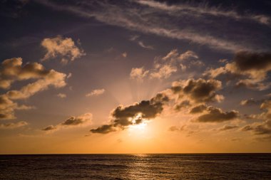 Denizin üzerinde güzel bir gün batımı