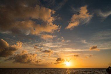 Denizin üzerinde güzel bir gün batımı