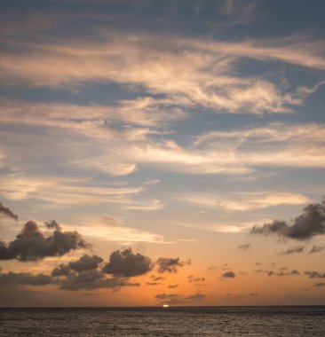 Denizin üzerinde güzel bir gün batımı
