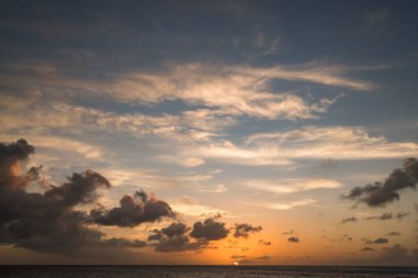 Denizin üzerinde güzel bir gün batımı