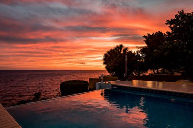 Denizin üzerinde güzel bir gün batımı