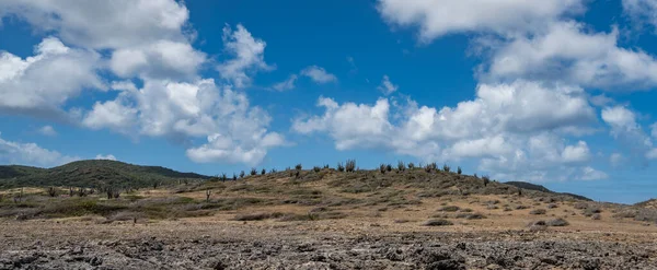 Schöne Landschaft Mit Einem Berg Und Blauem Himmel — Stockfoto