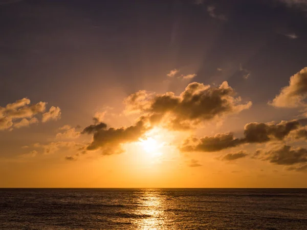 Denizin üzerinde güzel bir gün batımı
