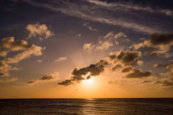 Denizin üzerinde güzel bir gün batımı