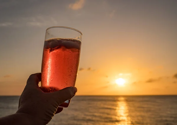 Hand Hält Ein Glas Wasser Strand — Stockfoto