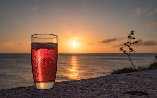 Glas Roter Cocktail Strand — Stockfoto