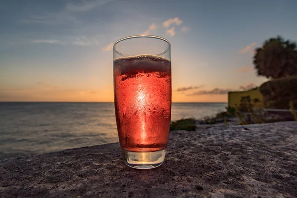 Glas Roter Cocktail Strand — Stockfoto