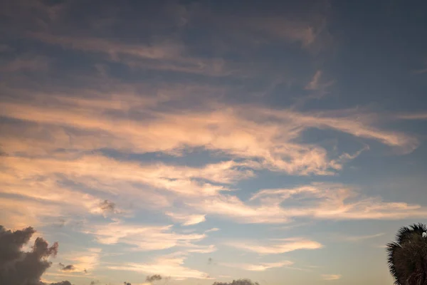 美丽的夕阳天空 乌云弥漫 — 图库照片