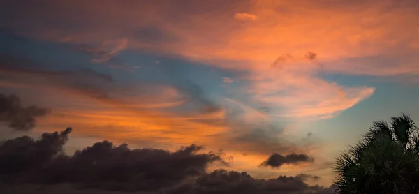 美丽的夕阳天空 乌云弥漫 — 图库照片