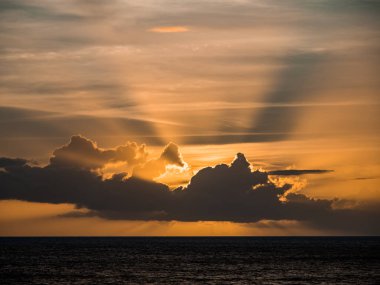 Denizin üzerinde güzel bir gün batımı