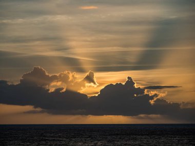 Denizin üzerinde güzel bir gün batımı