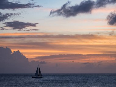 Denizin üzerinde güzel bir gün batımı
