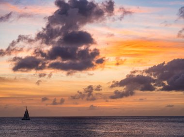 Denizin üzerinde güzel bir gün batımı