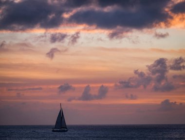 Denizin üzerinde güzel bir gün batımı