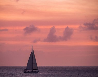 Denizin üzerinde güzel bir gün batımı