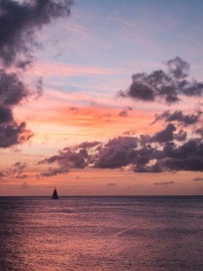 Denizin üzerinde güzel bir gün batımı