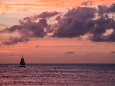 Denizin üzerinde güzel bir gün batımı