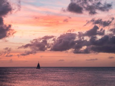 Denizin üzerinde güzel bir gün batımı