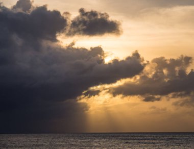 Denizin üzerinde güzel bir gün batımı