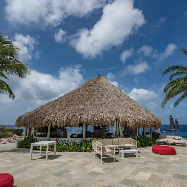 Şemsiyeli ve sandalyeli güzel sahil