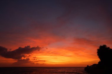 Gökyüzünde renkli dramatik gün batımı  