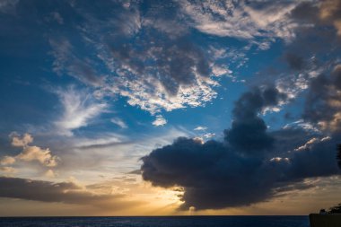 Güzel gökyüzü Denizin üzerinde gün batımı