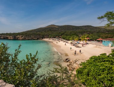 Mavi gökyüzü olan güzel sahil