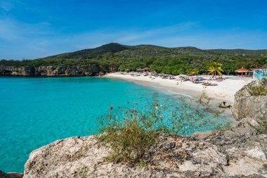 Mavi gölü ve denizi olan güzel bir sahil
