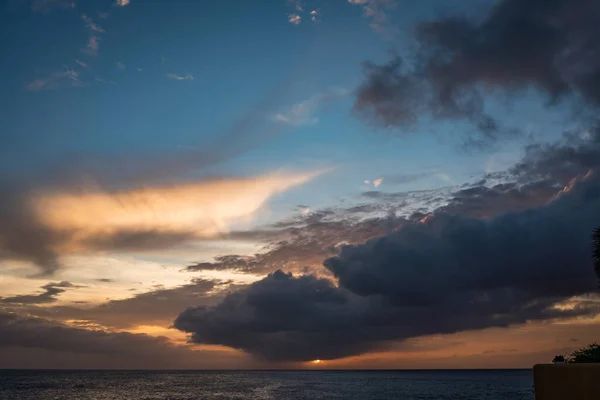 Όμορφο Ηλιοβασίλεμα Δραματικά Σύννεφα — Φωτογραφία Αρχείου