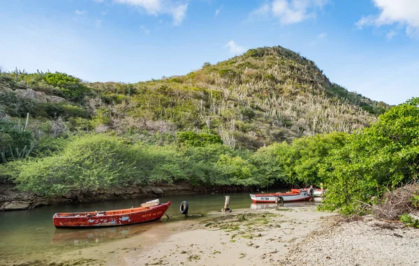 ビーチにボートがある美しい風景 — ストック写真