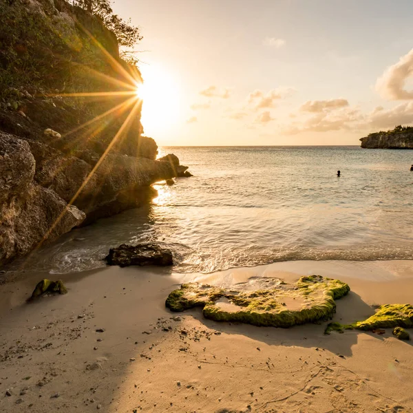 Gyönyörű Trópusi Strand Tengerrel Sziklákkal — Stock Fotó