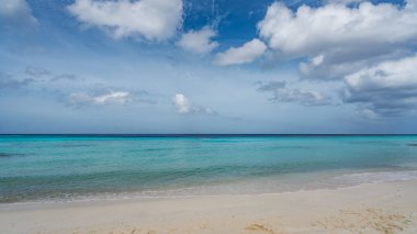 Mavi gökyüzü olan güzel tropikal plaj