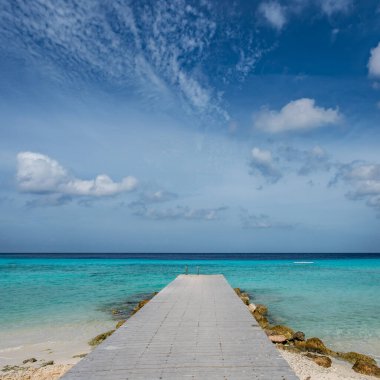 Beyaz kum ve mavi gökyüzü ile güzel tropikal plaj