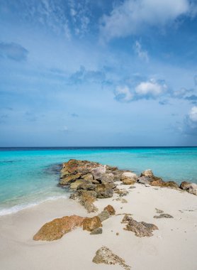 Mavi gökyüzü olan güzel tropikal plaj