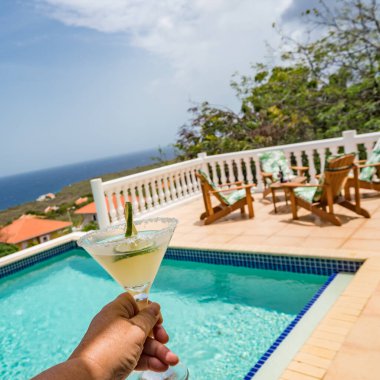 Elinde kokteyl tutan adam. 