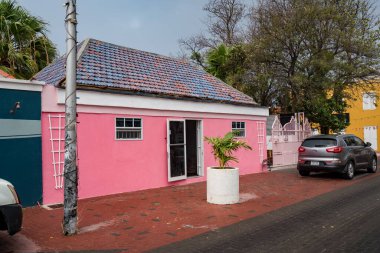 Otrobanda Curacao 'nun eski kasabasında dolaşıyorum.