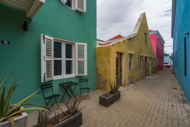 Otrobanda Curacao 'nun eski kasabasında dolaşıyorum.