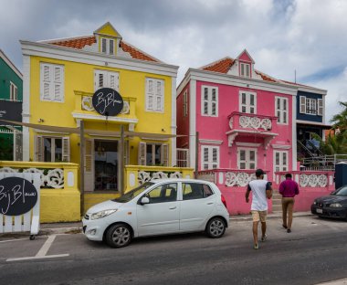 Otrobanda Curacao 'nun eski kasabasında dolaşıyorum.