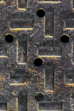 Yoldaki bir kanalizasyonda desen