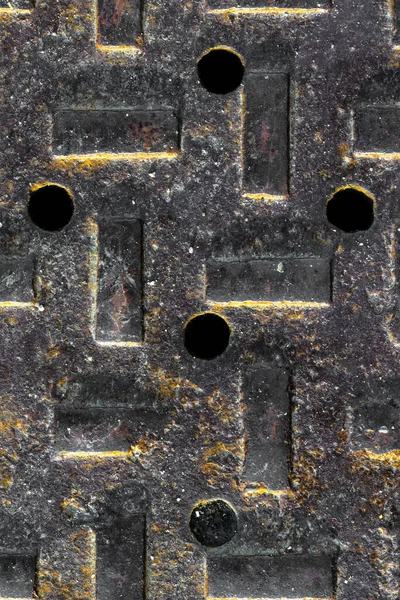 Yoldaki bir kanalizasyonda desen