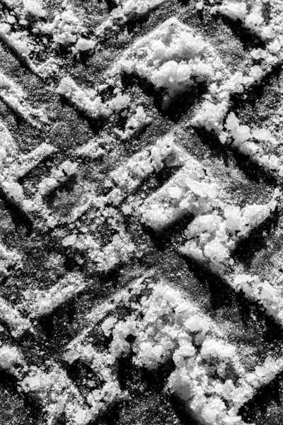 冬雪中的轮胎痕迹 — 图库照片