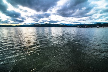 Idaho 'daki Coeur D' Alene Gölü 'nün Panoramik Manzarası